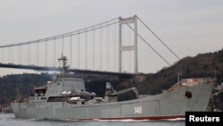 Большой десантный корабль ВМФ России "Орск" в Босфорском проливе, Стамбул, 28 февраля 2020 года