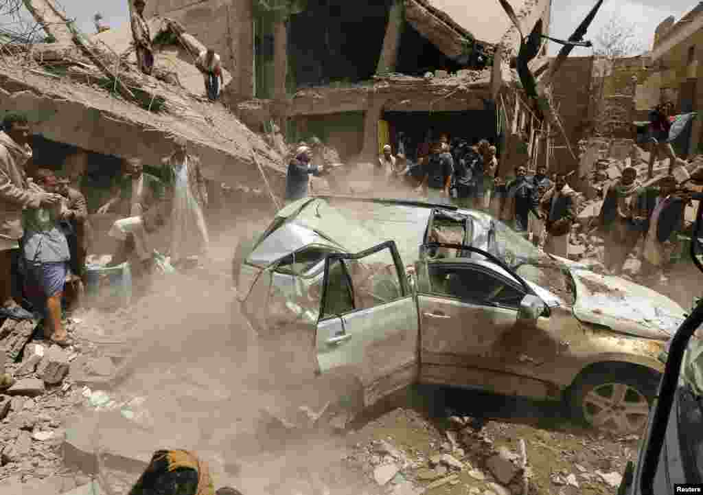 예멘 수도 사나에서 사우디아라비아 주도 공습으로 파괴된 건물과 차량.