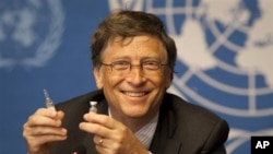 Pendiri Microsoft, Bill Gates, menunjukkan vaksinasi Meningitis pada sebuah konferensi pers PBB di Swiss (foto: dok). 