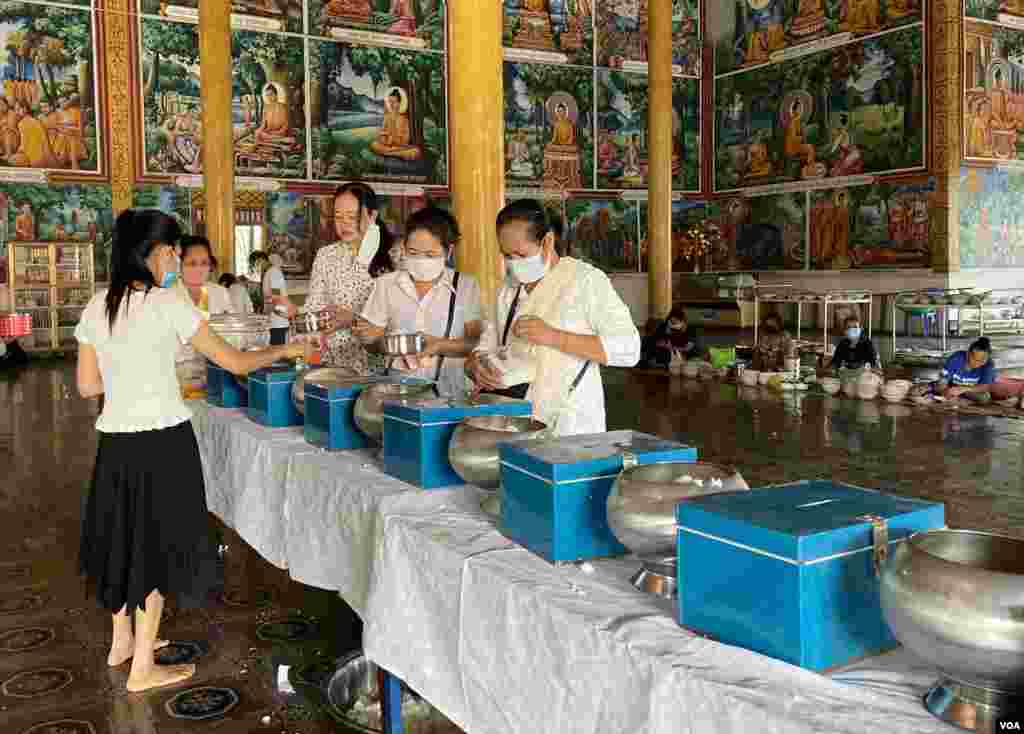 ទិដ្ឋភាពទូទៅនៃពិធីបុណ្យចូលឆ្នាំខ្មែរថ្ងៃទីមួយ ឯវត្តអារាមមួយ រាជធានីភ្នំពេញ នៅថ្ងៃទី ១៤ ខែមេសា ឆ្នាំ២០២០។ (ហ៊ាន សុជាតា/VOA)