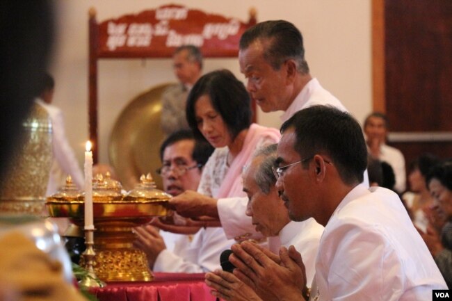 លោក ងូវ សុភក្តិ (ស្តាំបង្អស់) ដែលជាប្រធានថ្មីនៃពុទ្ធិកសមាគមខ្មែរ ថ្វាយបង្គំស្តាប់ព្រះសង្ឃនៅក្នុងពិធីប្រោសព្រំ រំឭកគុណ និងតែងតាំងលោក ទន់ សុវណ្ណ ជាប្រធានកិត្តិយសនៃវត្តពុទ្ធិការាម កាលពីថ្ងៃអាទិត្យ ទី២៣ ខែកញ្ញា ឆ្នាំ២០១៨។ (ទែន សុខស្រីនិត/VOA)