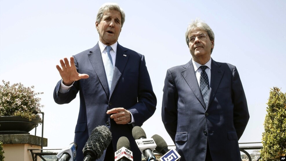 U.S. Secretary of State John Kerry, left, is flanked by Italian Foreign Minister Paolo Gentiloni, during a press conference that followed their meeting in Rome, June 26, 2016. 