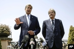 U.S. Secretary of State John Kerry, left, is flanked by Italian Foreign Minister Paolo Gentiloni, during a press conference that followed their meeting in Rome, June 26, 2016.