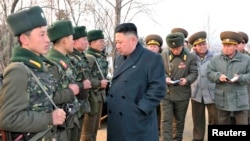 Lãnh tụ Bắc Triều Tiên Kim Jong-un kiểm tra đơn vị Quân đội Nhân dân Triều Tiên 323.
