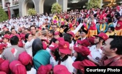 Sri Sultan HB X di tengah anak-anak yang mengikuti pembukaan Konggres Pancasila XI di Kampus UGM, Rabu, 14 Agustus 2019. (Foto: Humas UGM)