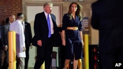 El presidente Donald Trump y la primera dama, Melania Trump, salen de visitar en el hospital al congresista herido, Steve Scalise.