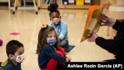 Des élèves de maternelle à l'école élémentaire Dawes de Chicago, en Illinois, lundi 11 janvier 2021.