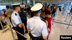 Полицейские ведут наблюдение у входа в пассажирский зал аэропорта во Франкфурте, Германия (архивное фото)