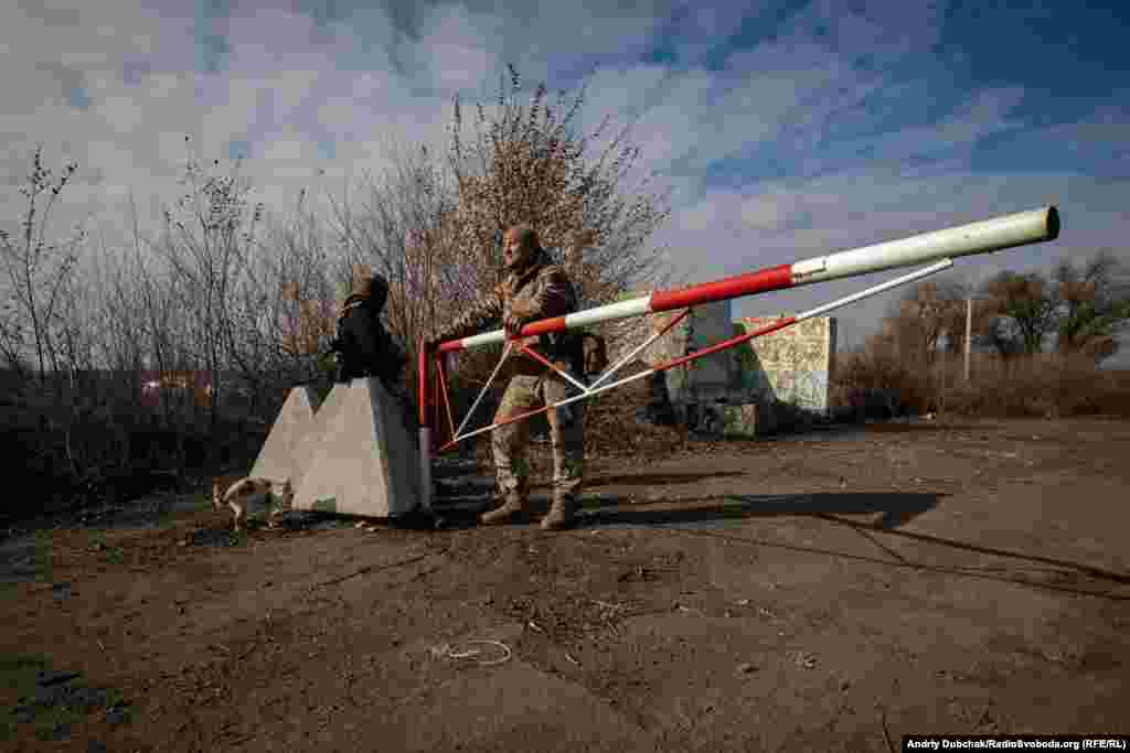 Одна з причин розведення саме тут &ndash; надія на те, що КПВВ &laquo;Золоте&raquo; таки запрацює.