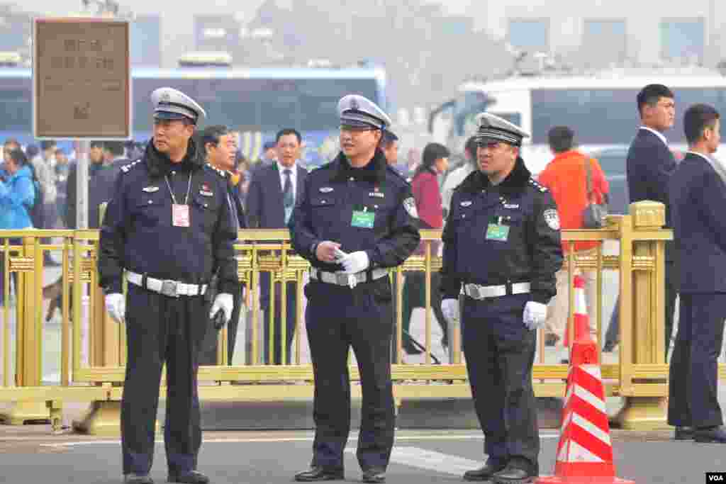 北京两会期间，警察们很忙。(2016年3月3日 美国之音金子莹拍摄)