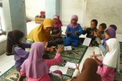 Sri Sulistyani mengajar anak-anak kelompok minoritas Syiah di Sidoarjo, Jawa Timur (foto: courtesy).