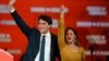 Perdana Menteri Kanada Justin Trudeau dan istrinya, Sophie Gregoire Trudeau melambai kepada pendukungnya di Palais des Congres, Montreal, Selasa (22/10). 