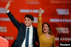 21일 캐나다 총선에서 자유당이 승리한 가운데 당 총수인 저스틴 트뤼도 총리와 부인 소피 그레구아루 여사가 22일 몬트리올에서 열린 축하 행사에 참석했다.