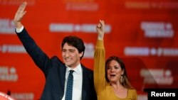 21일 실시된 캐나다 총선에서 승리한 자유당 대표인 저스틴 트뤼도 총리가 22일 몬트리올에서 부인 소피 그레구아르와 지지자들의 환호에 손을 흔들며 화답하고 있다. 