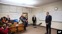 Presiden Obama memberikan pidato di SMA Indian Springs seusai pertemuan dengan keluarga korban penembakan di San Bernardino, California (18/12).