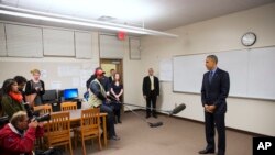 El presidente Obama junto a la Primera Dama se reunieron en privado con familiares de algunas de las víctimas de San Bernardino y resaltaron que "esas personas representan el país que somos".