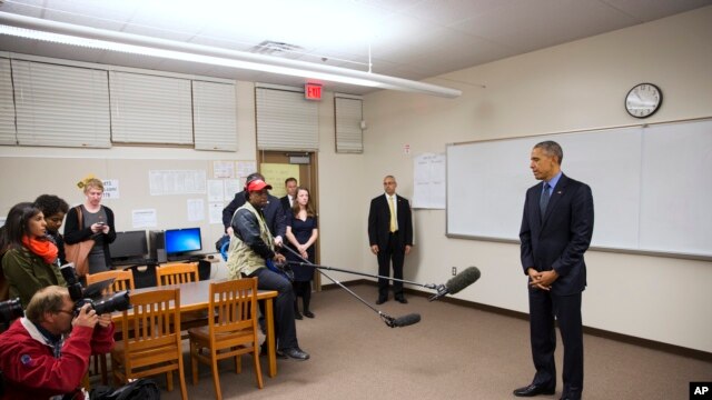 El presidente Obama junto a la Primera Dama se reunieron en privado con familiares de algunas de las víctimas de San Bernardino y resaltaron que "esas personas representan el país que somos".