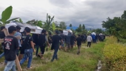 Prosesi ibadah pemakaman untuk empat warga yang dibunuh kelompok MIT di Balai Desa Kalemago, Kecamatan Lore Timur, Kabupaten Poso, Sulawesi Tengah, Rabu (12/5/2021) Foto : Yoanes Litha