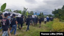 Prosesi pemakaman empat warga yang dibunuh kelompok MIT di Desa Kalemago, Kecamatan Lore Timur, Kabupaten Poso, Sulawesi Tengah, Rabu, 12 Mei 2021. (Foto: Yoanes Litha)