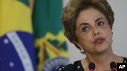 La présidente du Brésil Dilma Rousseff s'exprime lors d'une réunion au palais présidentiel du Planalto , à Brasilia , au Brésil ,13 avril 2016.