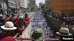 Índigenas obsevan una manifestación de estudiantes de medicina de la Universidad El Alto, que protestan contra un decreto gubernamental que extendería el horario de trabajo.