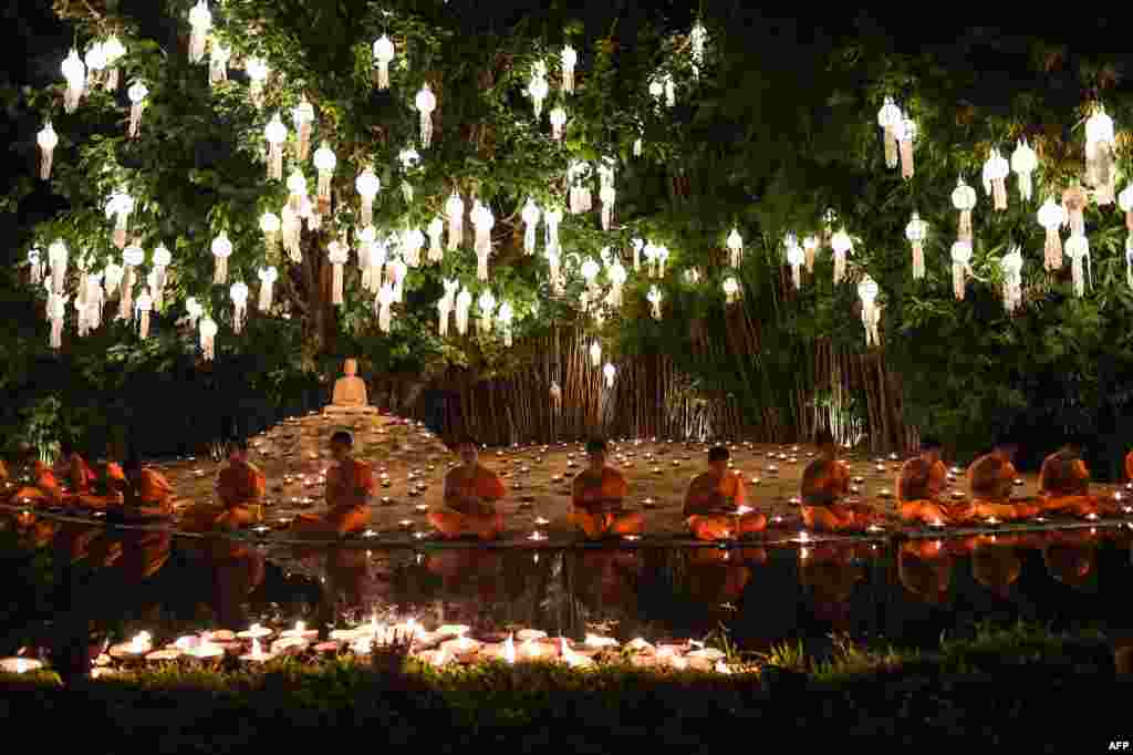 Para pendeta Budha pemula berdoa di kuil Wat Phan Tao untuk menandai dimulainya festival tahunan Yi Peng di Chiang Mai, Thailand utara.