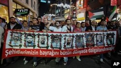 Demonstranti u Istanbulu nose transparent sa fotografijama poginulih aktivista