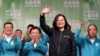 台湾总统蔡英文高票连任之后向支持群众挥手致意