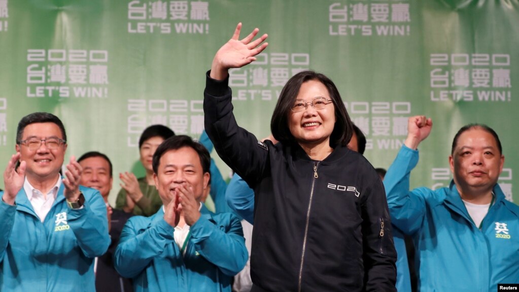 台湾总统蔡英文高票连任之后向支持群众挥手致意