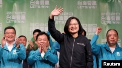 台灣總統蔡英文高票連任之後向支持群眾揮手致意