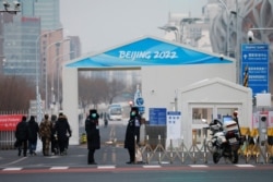 北京国家体育馆外冬奥会入口处为“气泡式”环闭管理设立的路卡。（2022年1月19日）