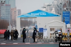 北京国家体育馆外冬奥会入口处为“气泡式”环闭管理设立的路卡。（2022年1月19日）