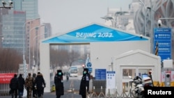 北京國家體育館外冬奧會入口處為“氣泡式”環閉管理設立的路卡。（2022年1月19日）