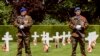 比利时士兵2018年5月27日在比利时瓦勒海姆的弗兰德斯美国公墓举行阵亡将士纪念日仪式时站岗。 