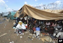 Des habitants se rassemblemt près d'un poste onusien à Kadugli, dans le Kordofan-Sud, le 9 juin 2011