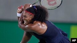 Serena Williams dalam salah satu pertandingan di Olimpiade 2016 di Rio de Janeiro, Brazil (9/8). (AP/Charles Krupa)
