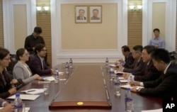 카탈리나 데반다스 아길라 유엔 장애인인권 특별보고관(왼쪽 2번째)이 지난 5월 평양에서 리흥식 외무성 인권담당대사(오른쪽 2번째) 등 북한 당국자들과 회담하고 있다.
