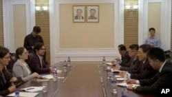카탈리나 데반다스 아길라 유엔 장애인인권 특별보고관(왼쪽 2번째)이 지난 2017년 5월 평양에서 리흥식 외무성 인권담당대사(오른쪽 2번째) 등 북한 당국자들과 회담했다.