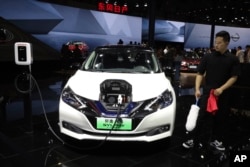 Sylphy Zero Emission, sebuah mobil listrik yang dirancang untuk China dipamerkan di stan Nissan selama Pameran Otomotif Auto Shanghai 2019, Shanghai, Selasa, 16 April 2019