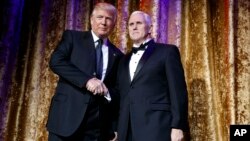 El presidente electo, Donald Trump, agradece a su vicepresidente, Mike Pence, las palabras introductoras durante la Chairman's Global Dinner en Washington.