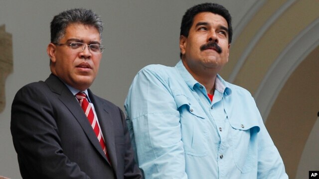 El presidente de Venezuela, Nicolás Maduro, junto a su canciller, Elías Jaua, en un balcón de la Cancillería.