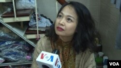 베트남 하노이에서 옷 가게를 운영 중인 응우옌 아인 툭 씨의 딸인 30대 후반의 위엔티 앙 랑 씨가 VOA와 인터뷰를 하고 있다. 사진: 김형진 기자.