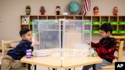 TƯ LIỆU: Học sinh ăn trưa tại Trường Tiểu học Dawes ở thành phố Chicago, ngày 11 tháng 1, 2021.