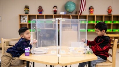 TƯ LIỆU: Học sinh ăn trưa tại Trường Tiểu học Dawes ở thành phố Chicago, ngày 11 tháng 1, 2021.
