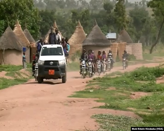 Freed hostages are transported to Ngaoui, Cameroon, June 6, 2018. (Moki Edwin Kindzeka/VOA)