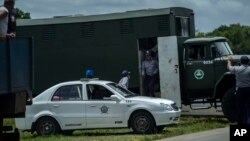 Fuerzas policiales usan un camión para transportar a detenidos durantes las protestas del 11 de julio de 2021 en Cuba, las mayores ocurridas en 62 años de gobierno comunista en la isla.