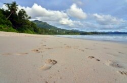 Pulau Mahe, Seychelles, Jumat, 1 Maret 2019. Presiden dari negara kepulauan Samudra Hindia Seychelles mengatakan dia berharap cukup banyak penduduk yang akan segera divaksinasi COVID-19 untuk menghentikan penyebaran virus. (Foto: AP/David Keyton)