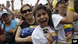 Supporters of opposition Presidential Candidate Henrique Capriles cheer during a campaign rally in Caracas, Venezuela, September 30, 2012.