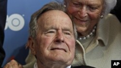 Mantan presiden George H.W. Bush dan istrinya Barbara, saat menghadiri pemutaran film dokumenter mengenai hidupnya yang dibuat HBO (12/6). (AP/Charles Krupa)