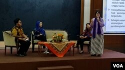 Pinky Saptandari, pengajar Antropologi Gender FISIP Universitas Airlangga, memaparkan pentingnya peran perempuan pada masa kini (foto Petrus Riski-VOA).